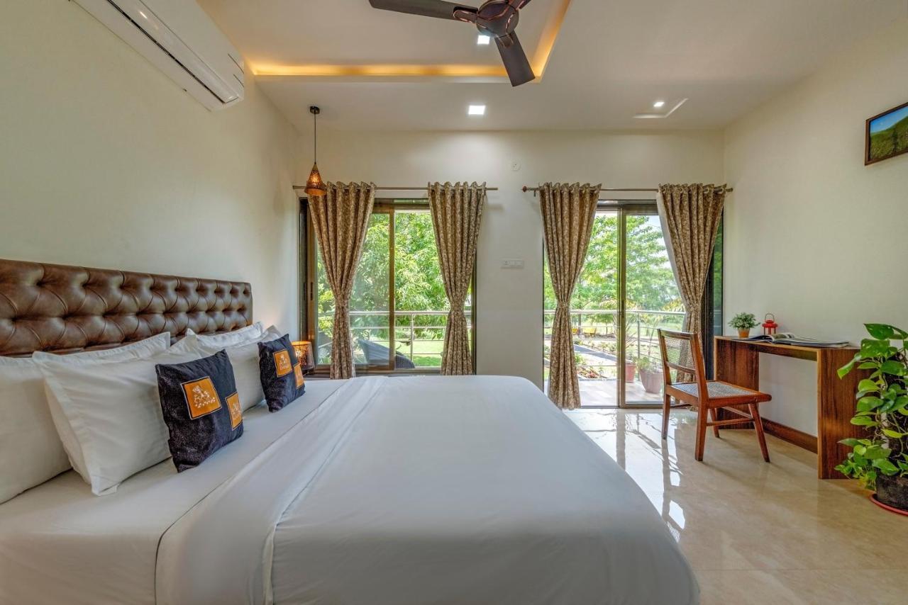 Saffronstays Lakeview Nivara - Farm Stay Villa With Private Pool Near Пуна Экстерьер фото