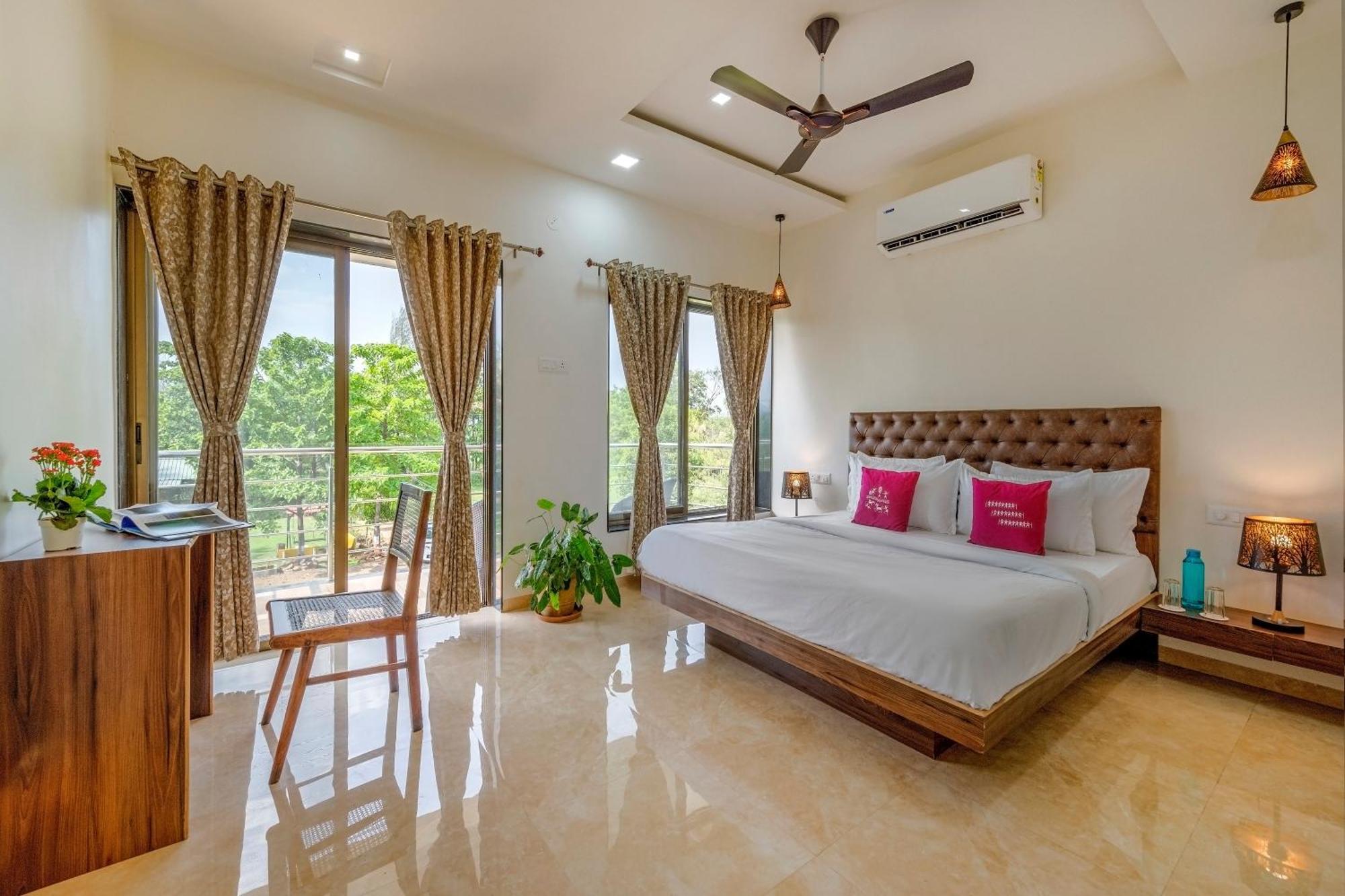 Saffronstays Lakeview Nivara - Farm Stay Villa With Private Pool Near Пуна Экстерьер фото